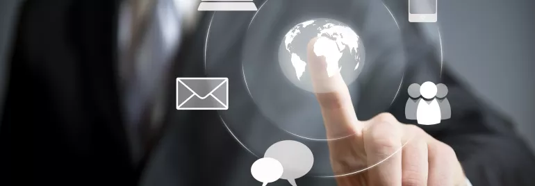 Persona tocando iconos digitales de comunicación.
