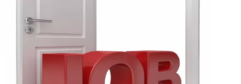 Puerta blanca abierta con la palabra 'JOB' en letras rojas 3D.