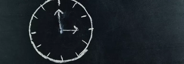 Dibujo de reloj en una pizarra, mostrando las dos y diez.