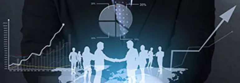 Hombre en traje sosteniendo holograma de gráficos y figuras de personas.