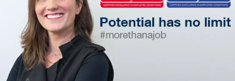 Persona sonriendo junto a premios Top Employer 2018.