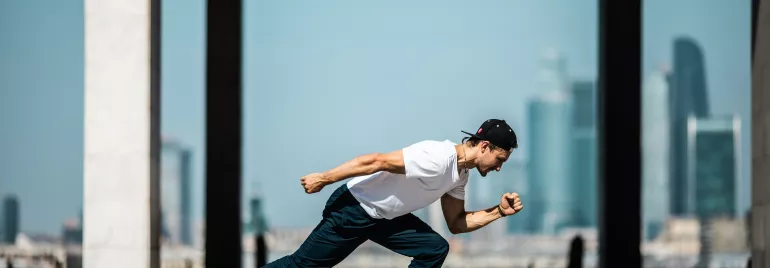 Persona corriendo en la ciudad con ropa deportiva.