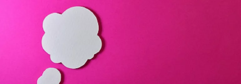 Nubes de pensamiento blancas sobre fondo rosa brillante.