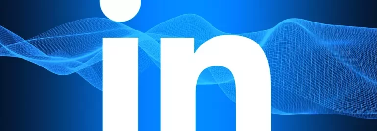 Logotipo de LinkedIn en fondo azul.