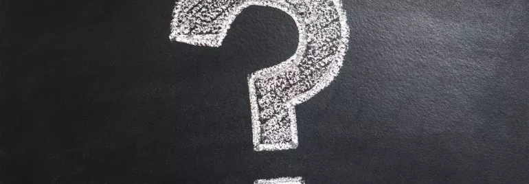 Pregunta en tiza sobre un tablero negro.