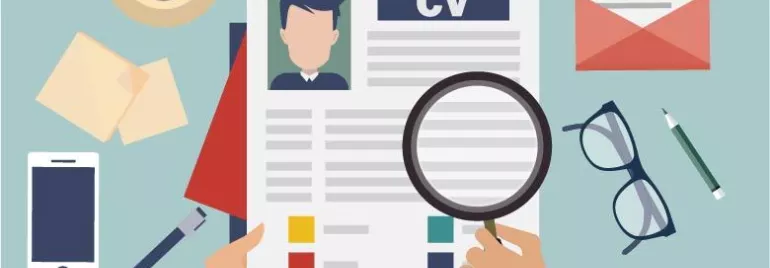 Ilustración de manos revisando un CV con lupa, rodeado de oficina.