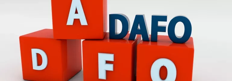 Cubo rojo con letras A, D, F, O