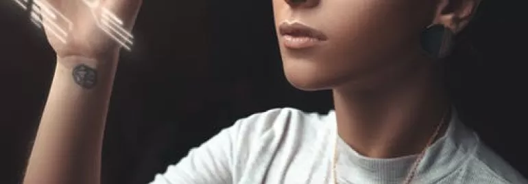 Persona interactuando con interfaz holográfica.