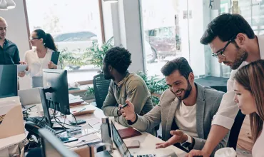 Grupo de personas colaborando en una oficina moderna.