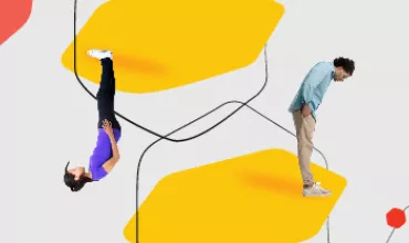 Persona de pie sobre una forma amarilla, con otra persona al revés en la misma forma.