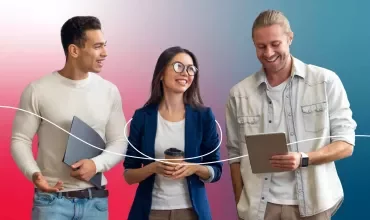 Tres personas conversando y sonriendo mientras sostienen dispositivos.