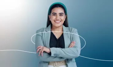 Persona sonriendo con un blazer gris y fondo azul.