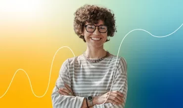Persona sonriendo con fondo de colores y líneas curvas.