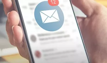 Teléfono mostrando notificación de 12 correos nuevos.