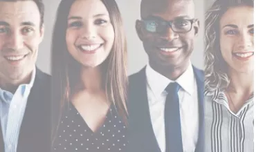 Grupo de personas sonriendo en ambiente profesional.