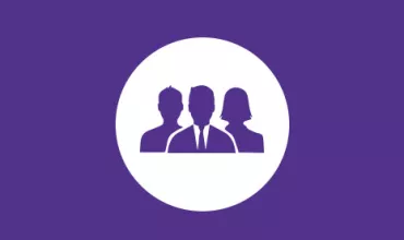 Ícono de tres siluetas de personas en un círculo blanco.