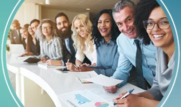 Grupo de personas en una reunión de trabajo.