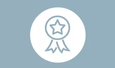 Icono de medalla con estrella en fondo azul.